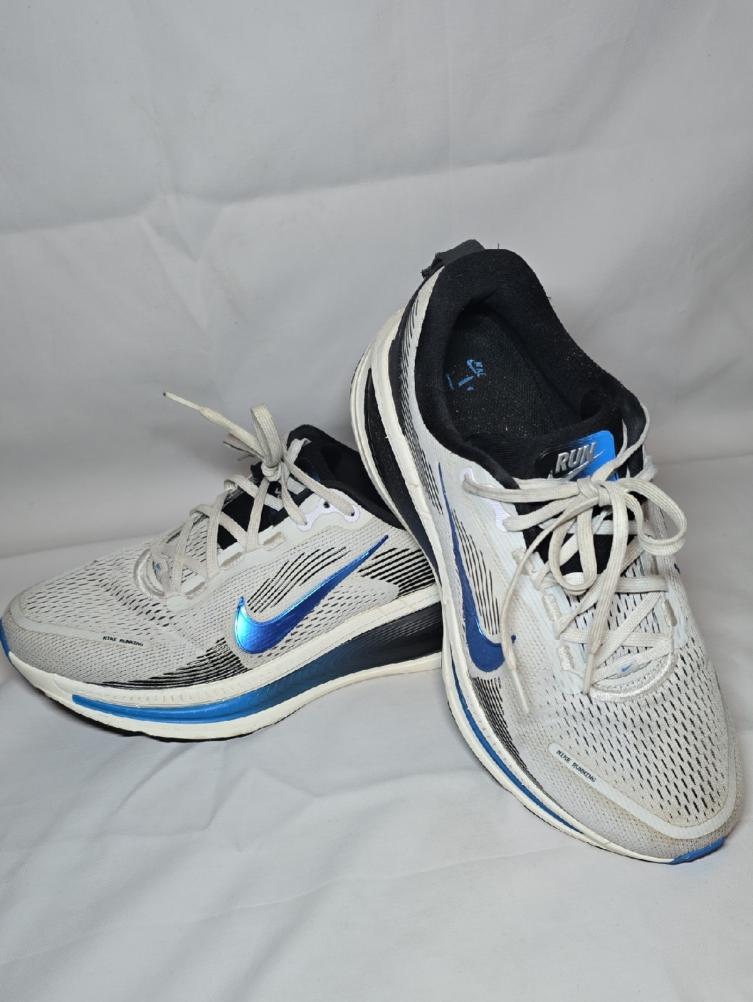 Nike White And Blue Women's/Unisex Running Shoes With Iridescent Swoosh